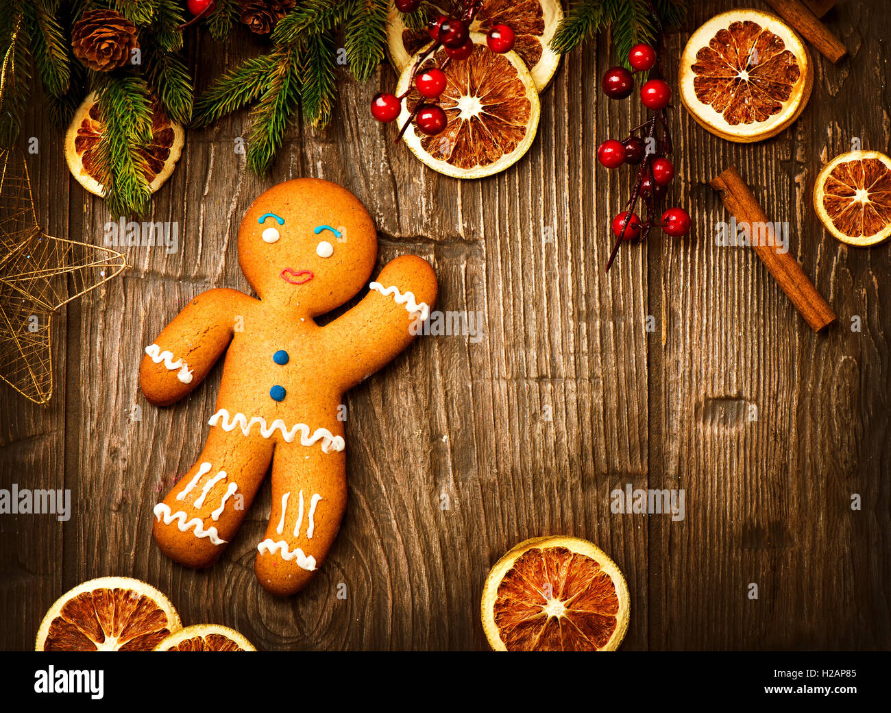 Vacanze di Natale sfondo. Gingerbread Man su legno Foto Stock