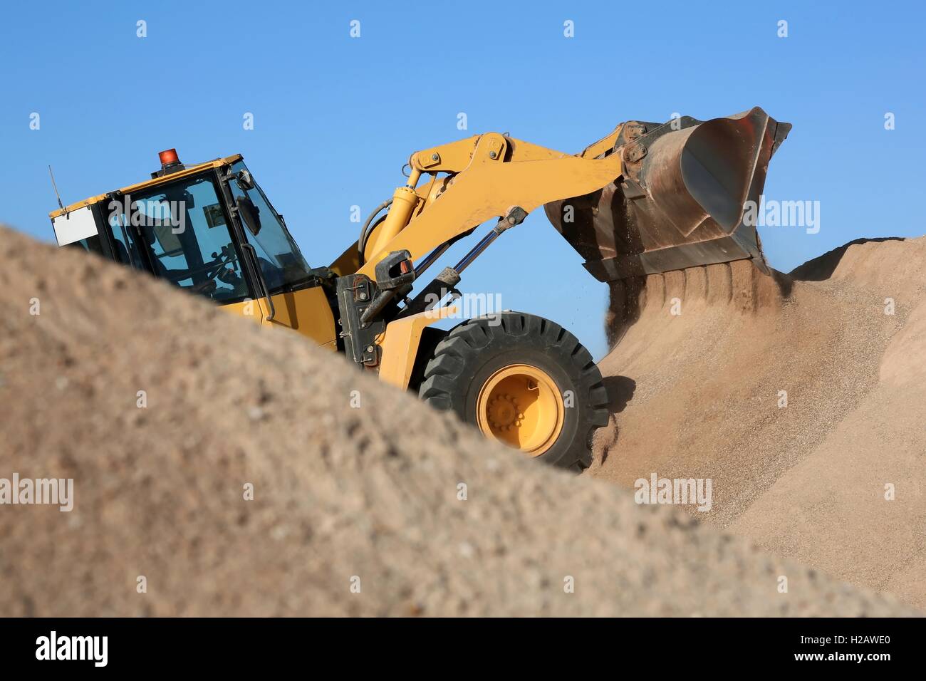Bulldozer lavora con sabbia Foto Stock