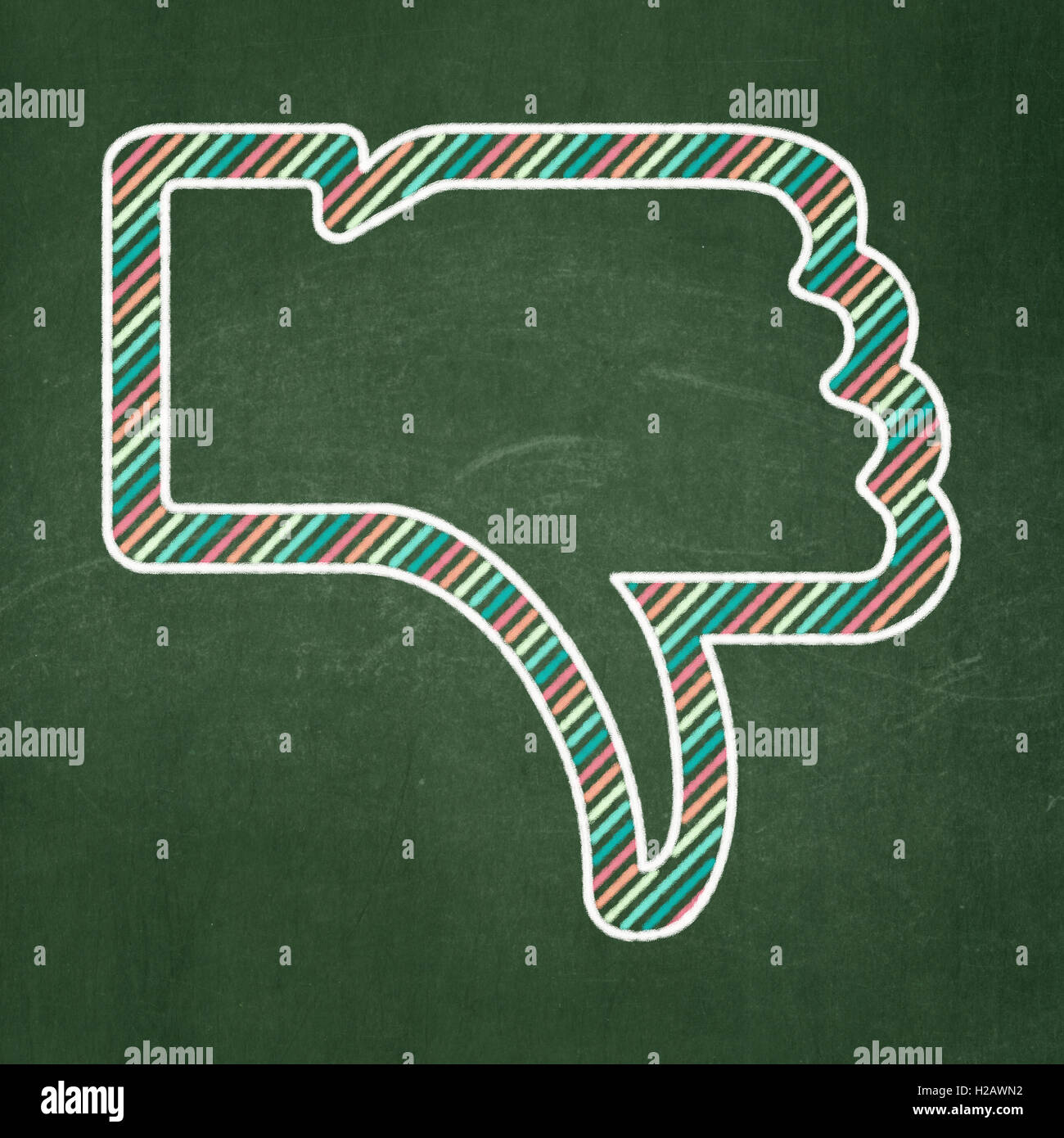 Social media concetto: il pollice verso il basso su sfondo lavagna Foto Stock