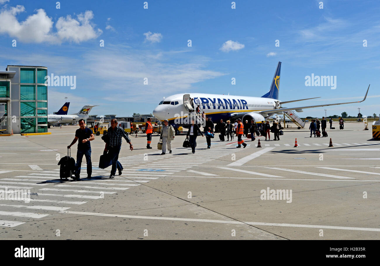 Turisti che lasciano Ryanair in aereo Aeroporto internazionale di Porto Portogallo Foto Stock