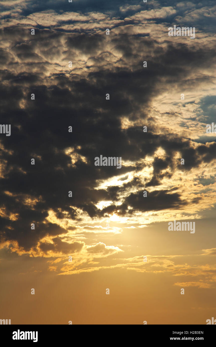 Sun Ray tra le nuvole Foto Stock