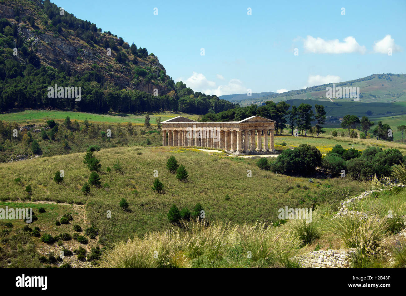 Antico tempio di Segesta, paesaggio a Segesta, provincia di Trapani, Sicilia, Italia Foto Stock