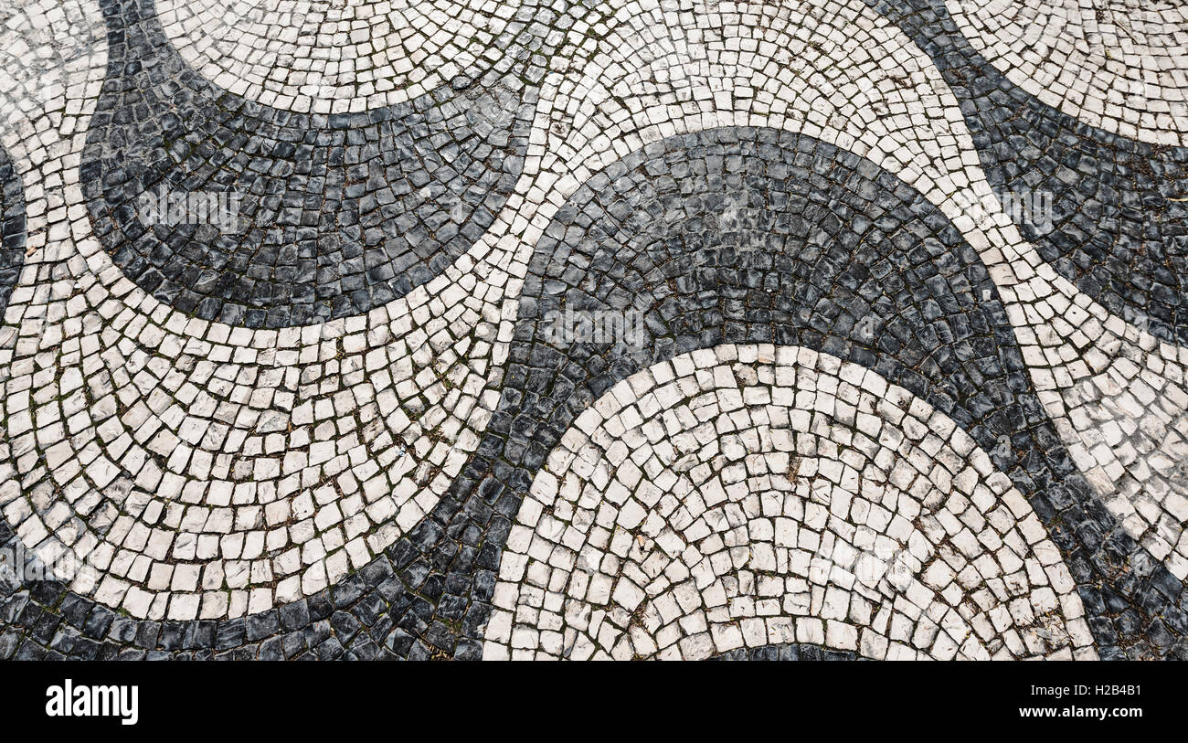 Andamento ondulato nella pavimentazione in bianco e nero, ciottoli, Rossio, Lisbona, Portogallo Foto Stock