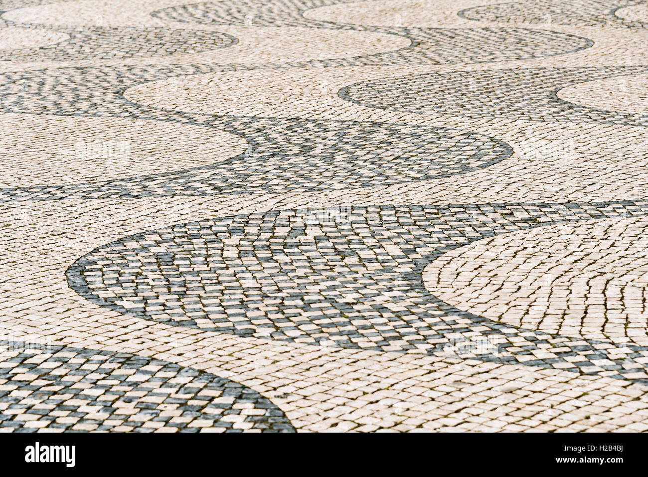 Andamento ondulato nella pavimentazione in bianco e nero, ciottoli, Belém, Lisbona, Portogallo Foto Stock