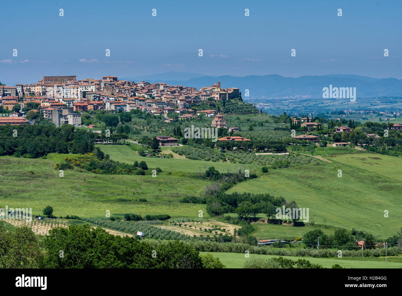 Vista di una città circondata da aziende e campi, Chianchiano Therme, Toscana, Italia Foto Stock