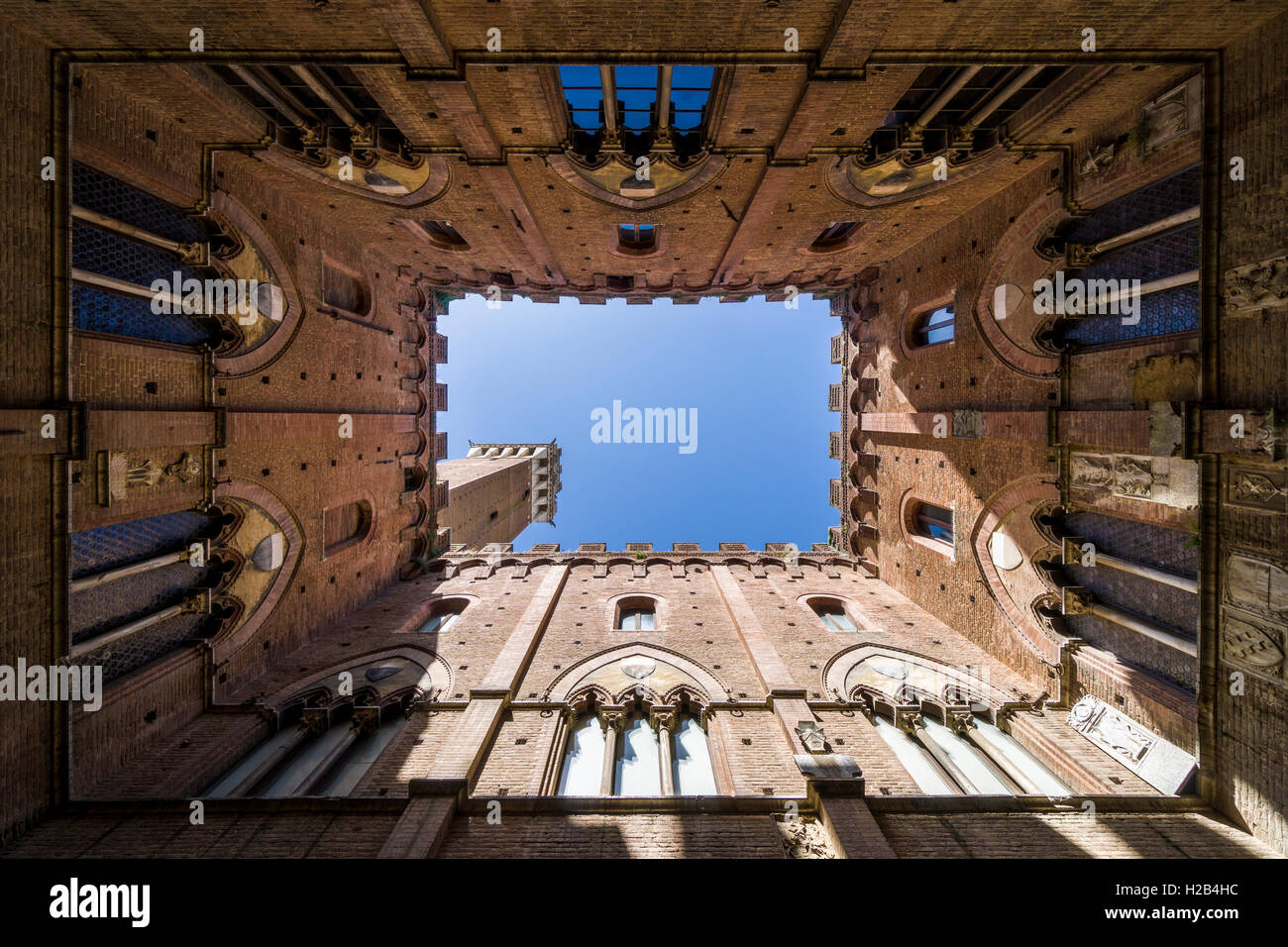 Verso l'alto vista della Torre del Mangia da all'interno di Palazzo Pubblico di Siena, Toscana, Italia Foto Stock