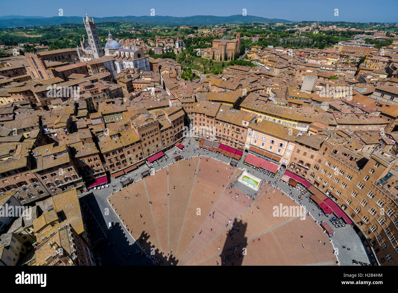 Vista di Piazza del Campo e i tetti della città dalla Torre del Mangia a Siena, Toscana, Italia Foto Stock