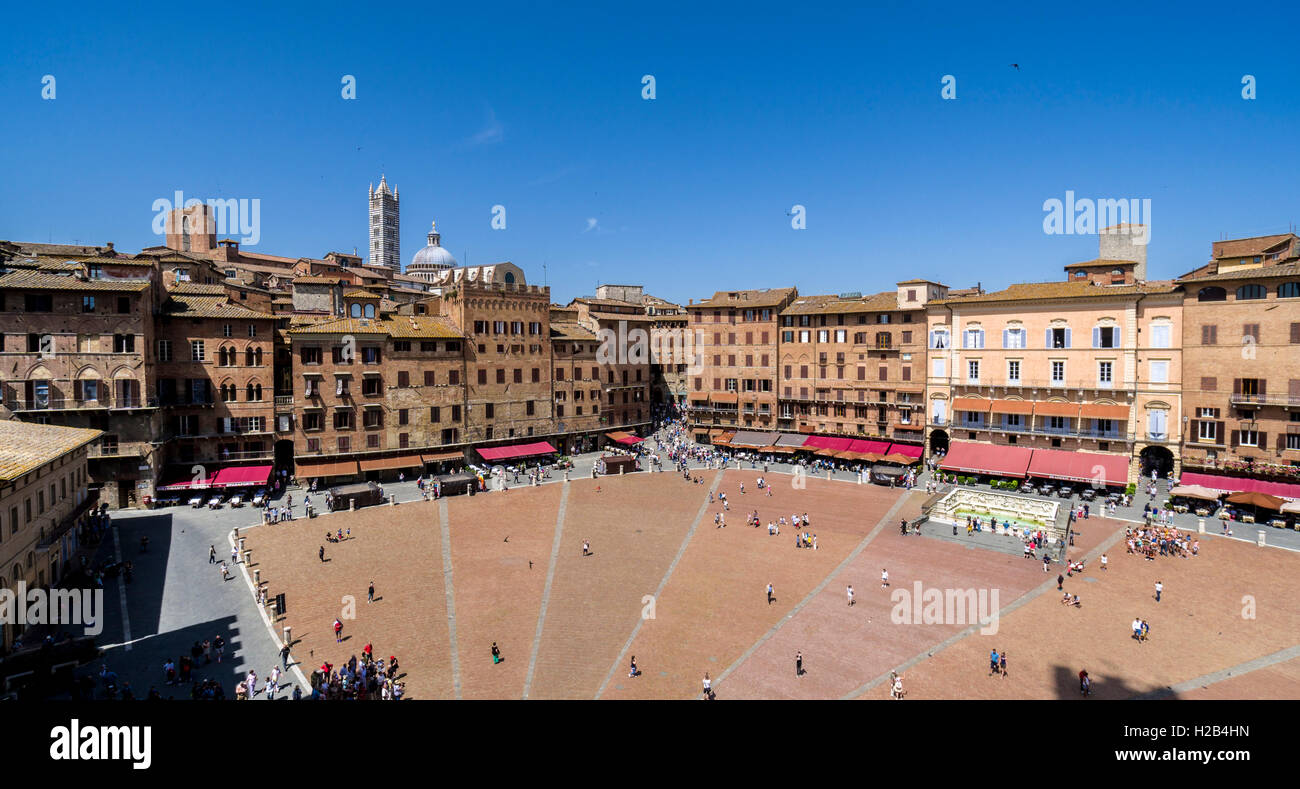 Vista di Piazza del Campo e degli edifici circostanti dal Palazzo Pubblico di Siena, Toscana, Italia Foto Stock