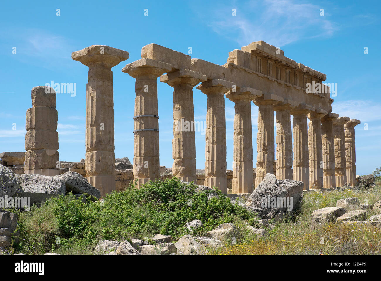 Il greco antico Tempio C, l'Acropoli, il parco archeologico di Selinunte, Selinunte, Sicilia, Italia Foto Stock