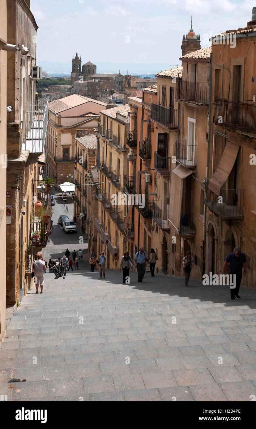Lunga scalinata dalla città alta la città bassa, Caltagirone, Sicilia, Italia Foto Stock