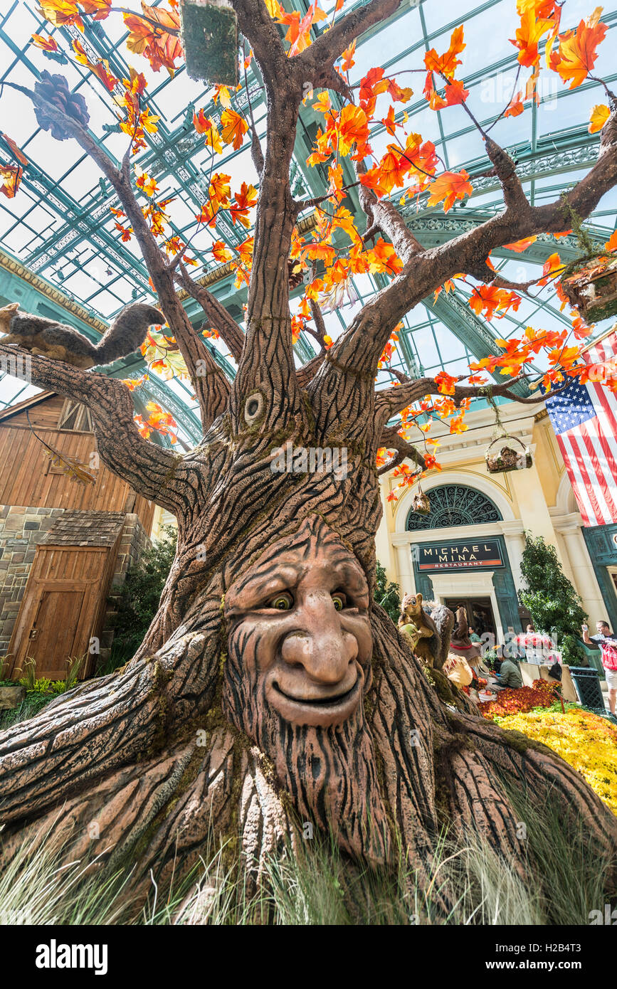 Parlando Tree, Autunno, decorazioni stagionali, Autumn Harvest Monitor, Bellagio Hotel and Casino, Las Vegas, Nevada, STATI UNITI D'AMERICA Foto Stock