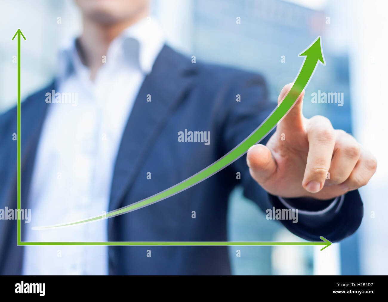 Imprenditore presentando uno sviluppo sostenibile concetto con edifici per uffici sfondi Foto Stock