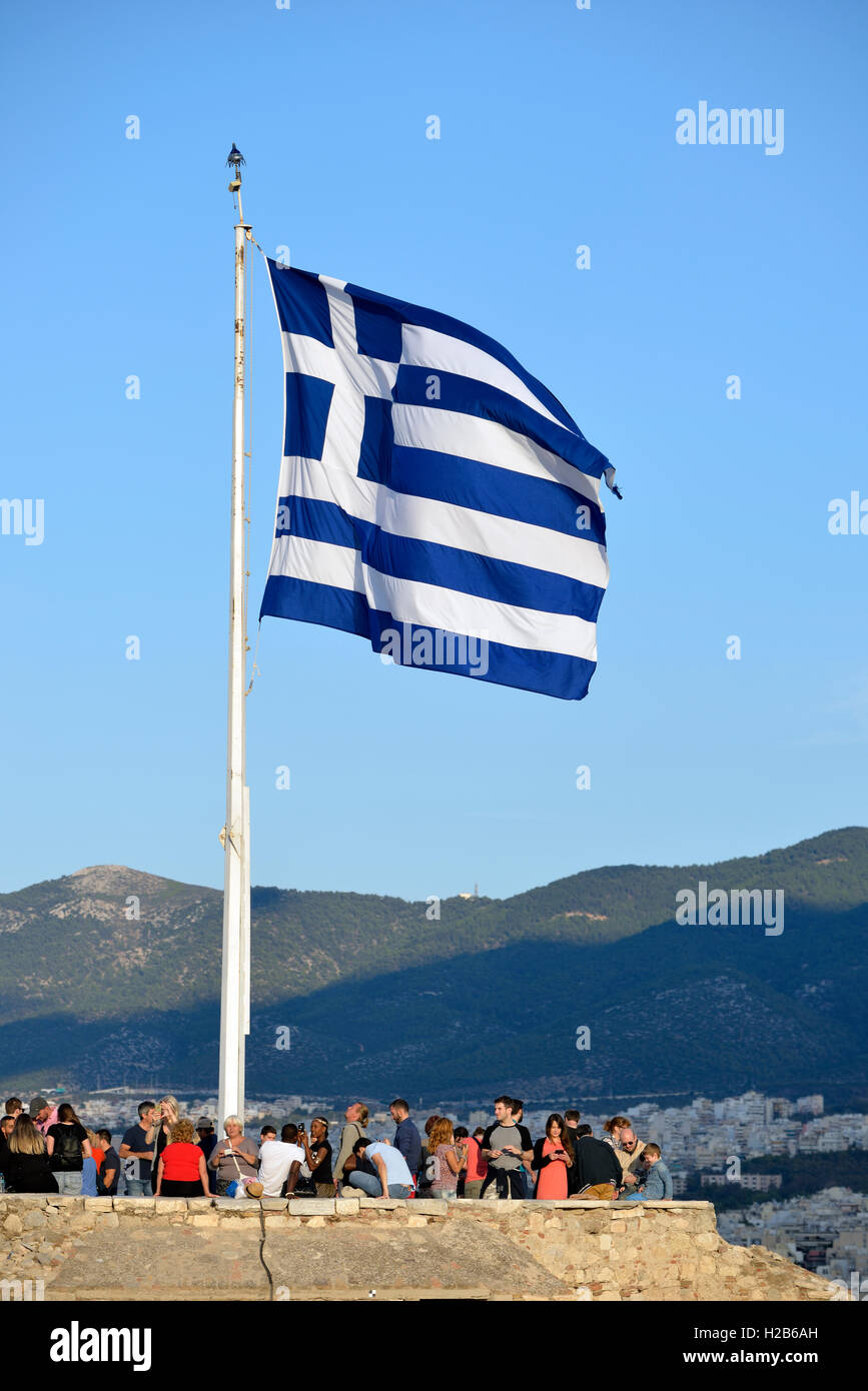 Bandiera Greca all'Acropoli di Atene, Grecia Foto Stock