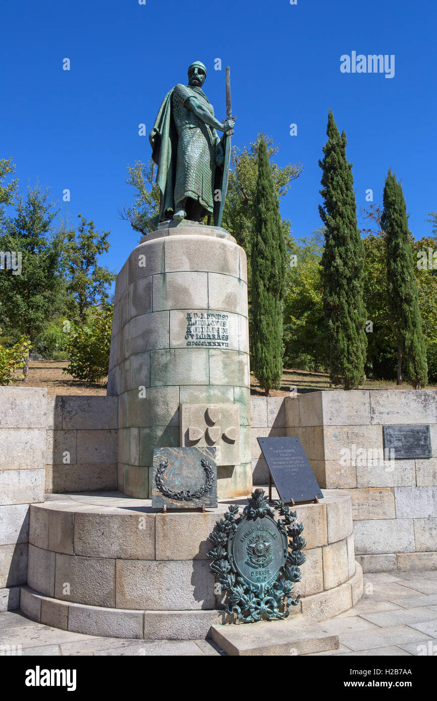 Statua di re Afonso Henriques dalla collina sacra nella città di Guimaraes. Il primo re del Portogallo nel XII secolo. UNE Foto Stock