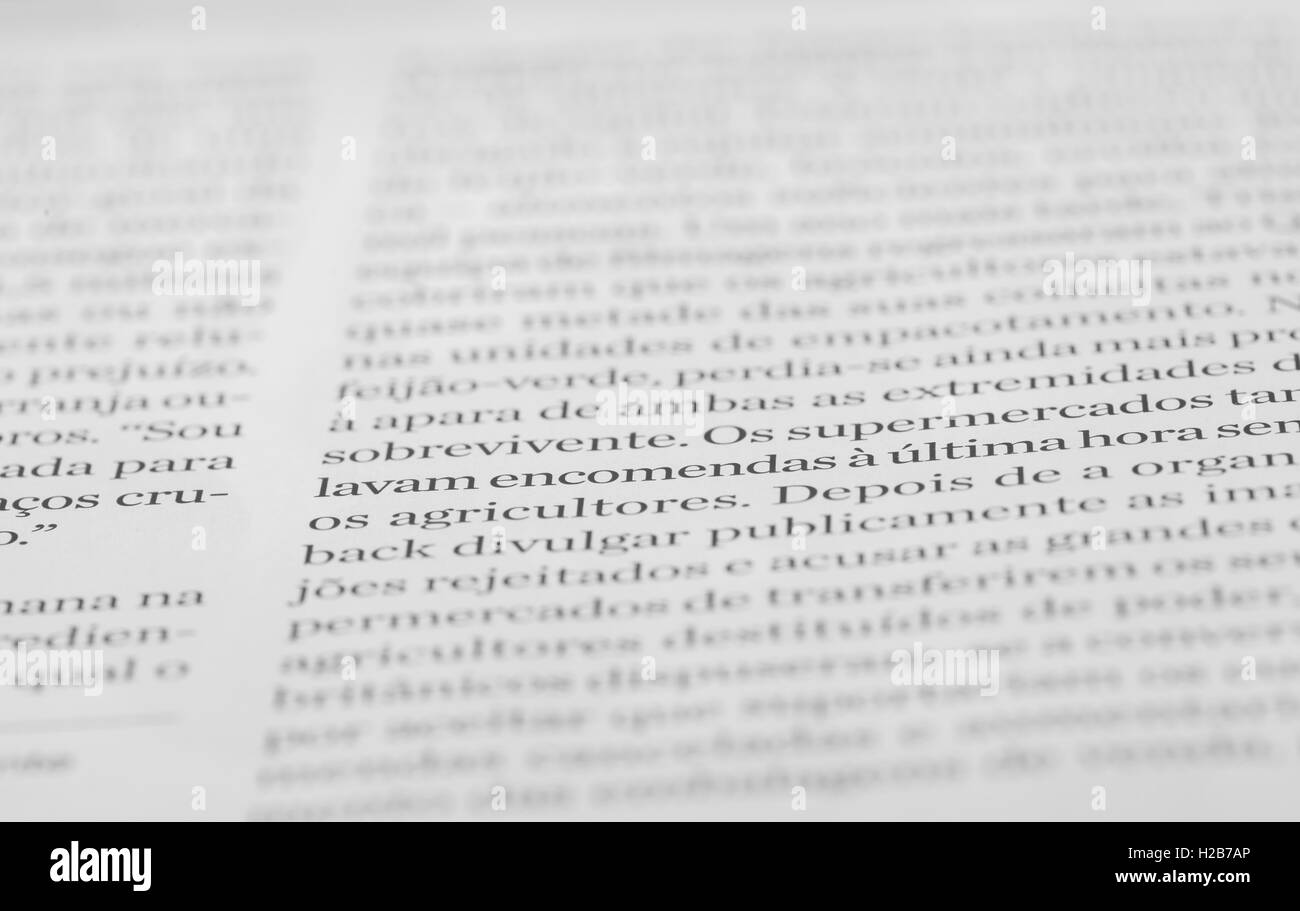 Primo piano lettere in un libro portoghese, dettaglio Foto Stock
