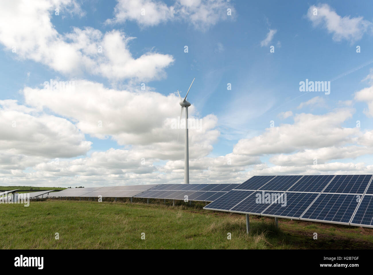 Vento Solare Farm, utilizzando un esistente wind farm e aggiungere i pannelli solari per alimentare il National Grid Foto Stock