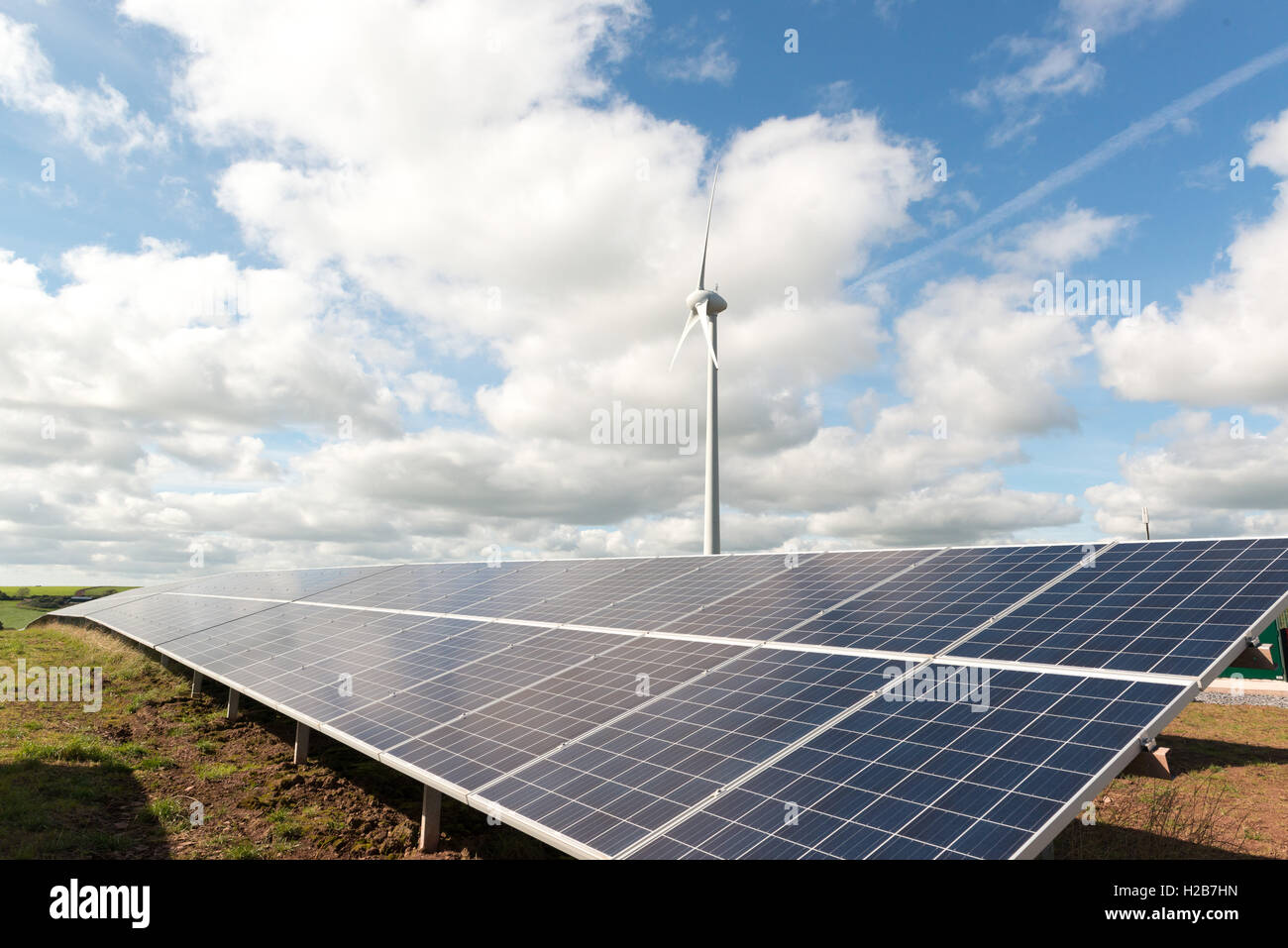 Vento Solare Farm, utilizzando un esistente wind farm e aggiungere i pannelli solari per alimentare il National Grid Foto Stock