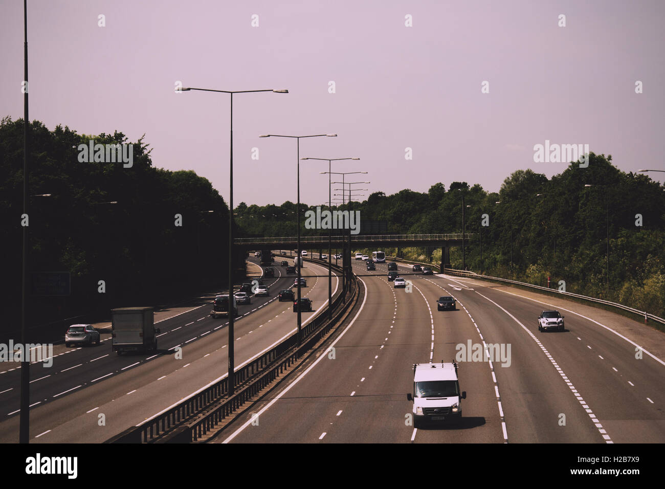 BEACONSFIELD, Inghilterra - Giugno 2016: Occupato M40 Autostrada a Beaconsfield spegnere Vintage filtro retrò. Foto Stock