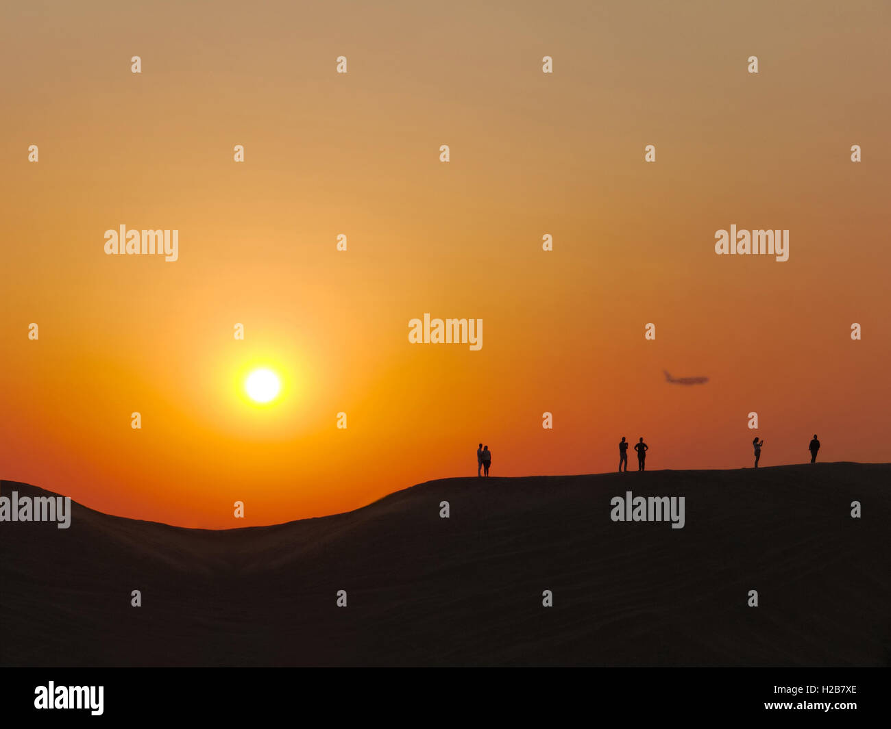 Sono le persone a fare foto nel deserto al tramonto Foto Stock