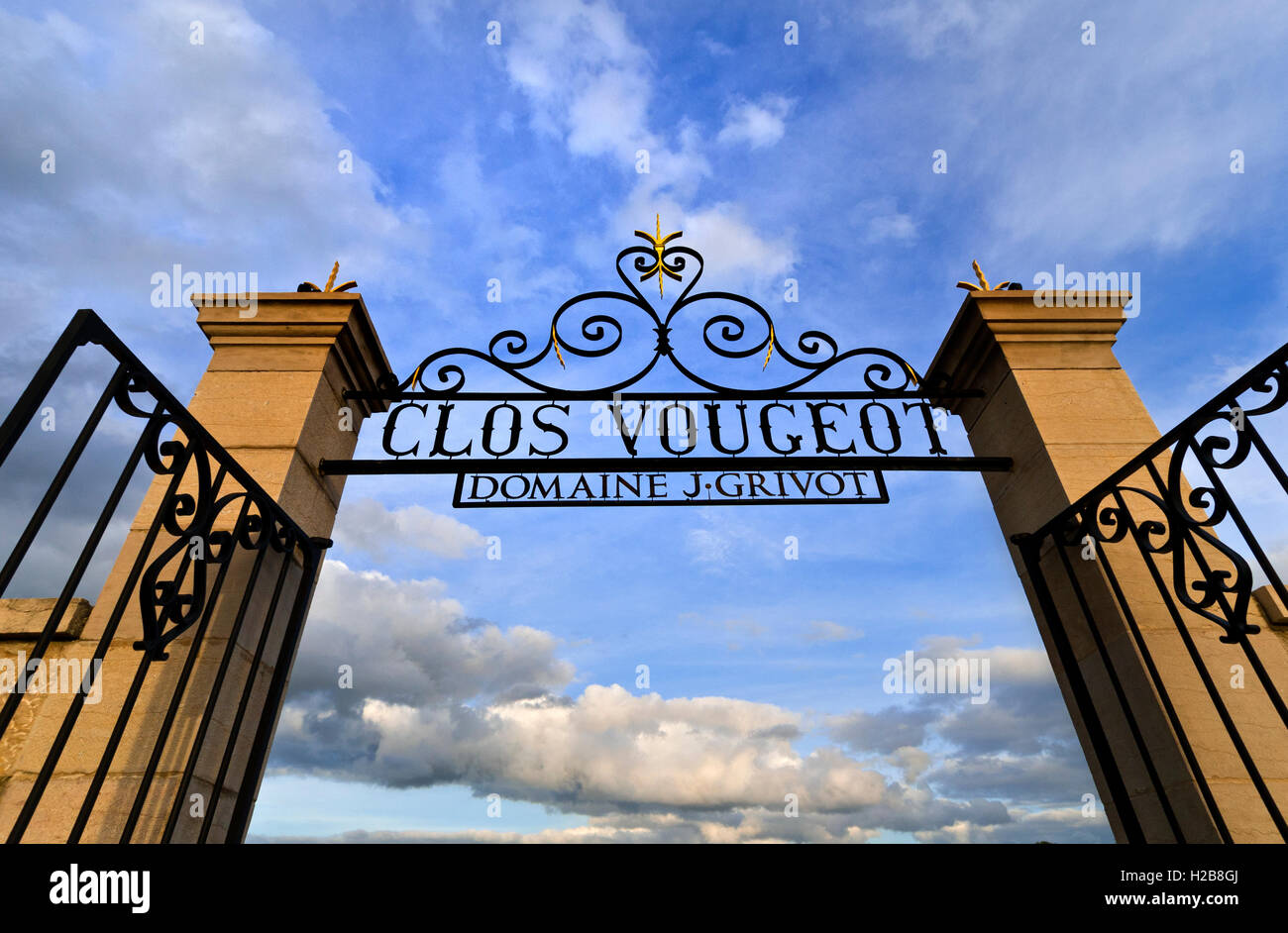 CLOS VOUGEOT imponente porte aperte per il pacchetto vigneto Domaine J Grivot a Clos de Vougeot al tramonto Borgogna Côte d'Or, Francia. Foto Stock