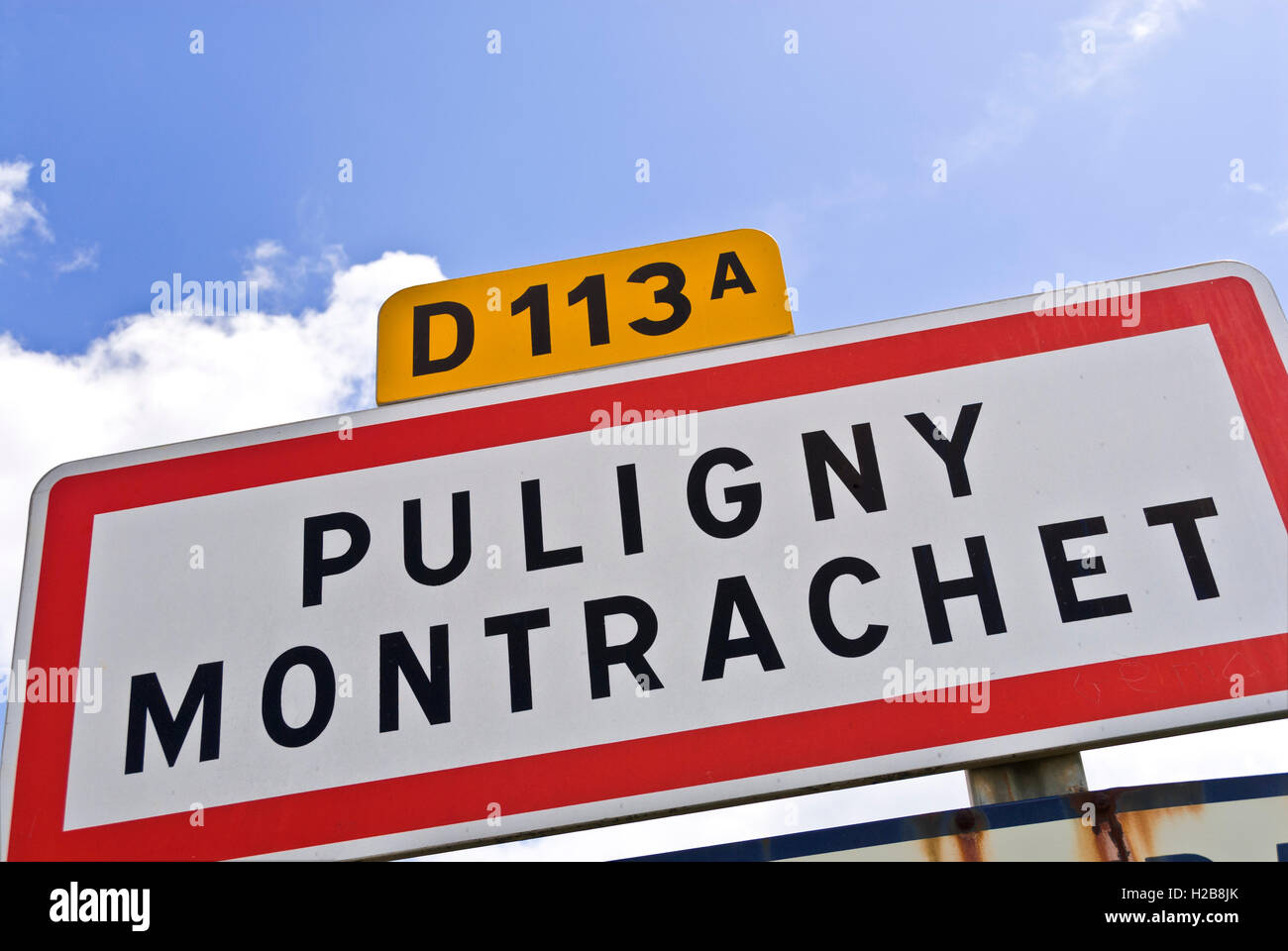 Cartello stradale sul D113a Route des Grands Crus Puligny Montrachet, primavera tempo soleggiato Cote d'Or Francia Foto Stock