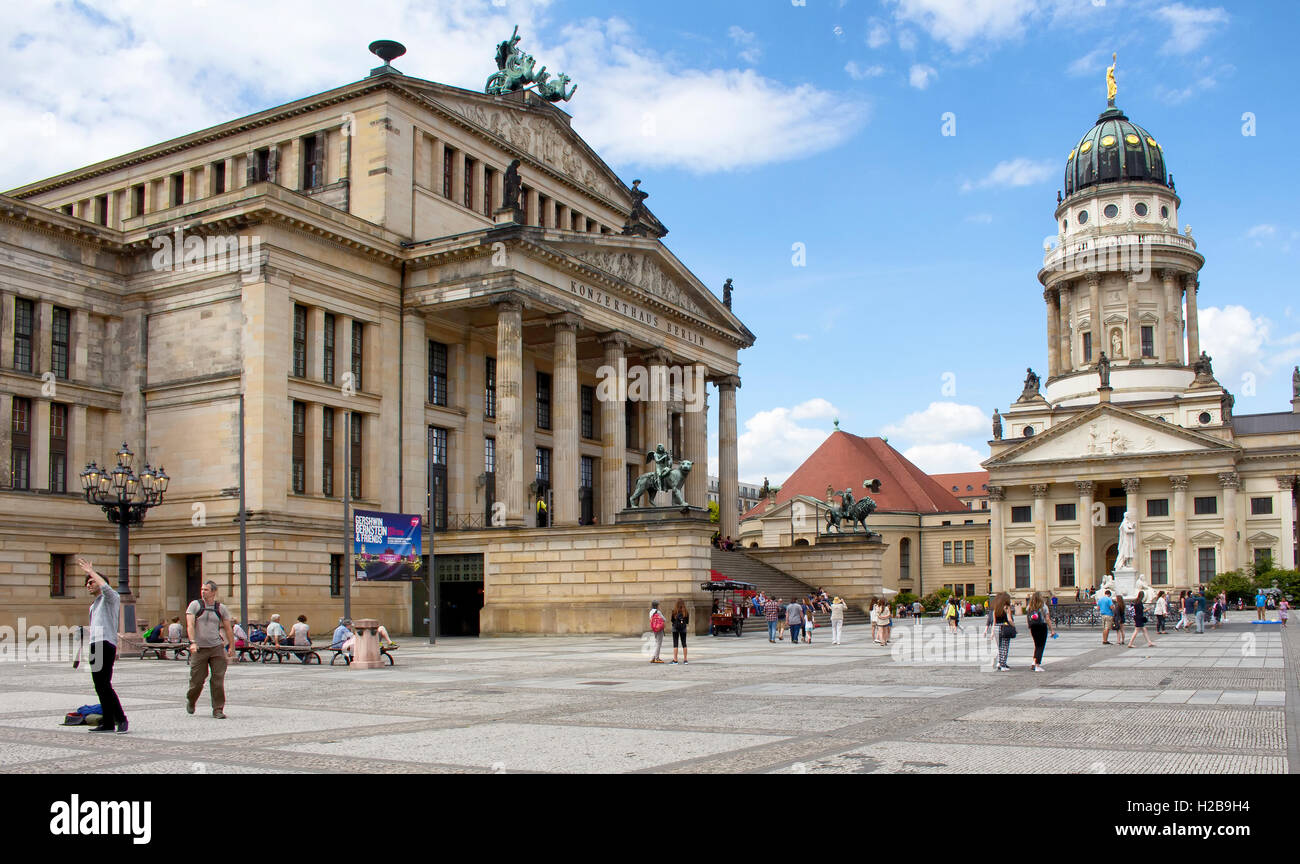 La gente di visitare e godere di piazza denominata "" Gendarmenmarkt a Berlino. Cattedrale francese e Konzerthaus (sala concerti) sono in Foto Stock
