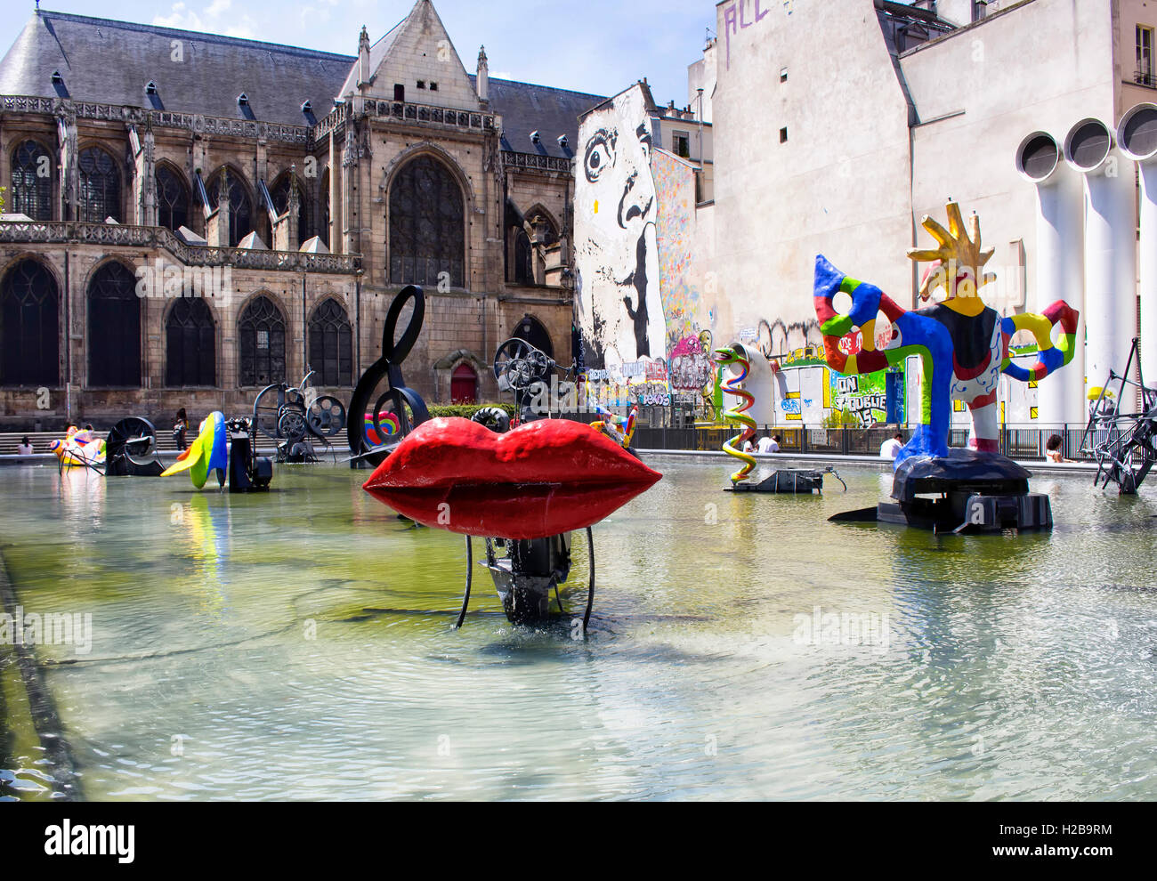 Opere contemporanee installato in un pool intorno a Fontaine stravinsky Foto Stock