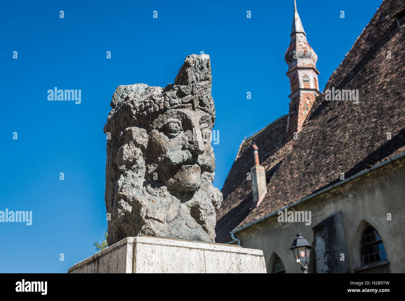 Vlad l'Impalatore (Vlad Dracula) busto di fronte alla chiesa del monastero domenicano nel centro storico di Sighisoara, Romania Foto Stock