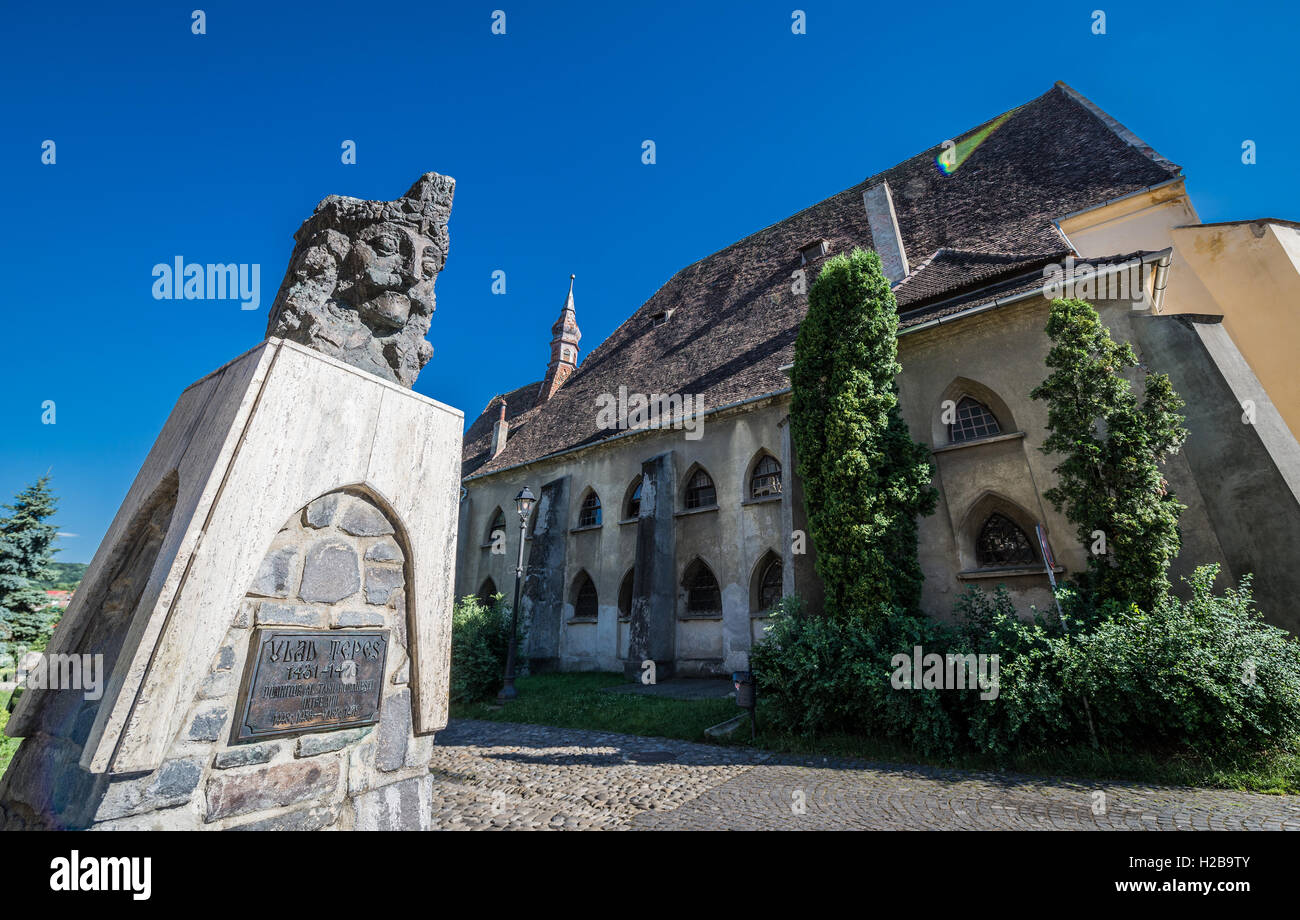 Vlad l'Impalatore (Vlad Dracula) busto di fronte alla chiesa del monastero domenicano nel centro storico di Sighisoara, Romania Foto Stock