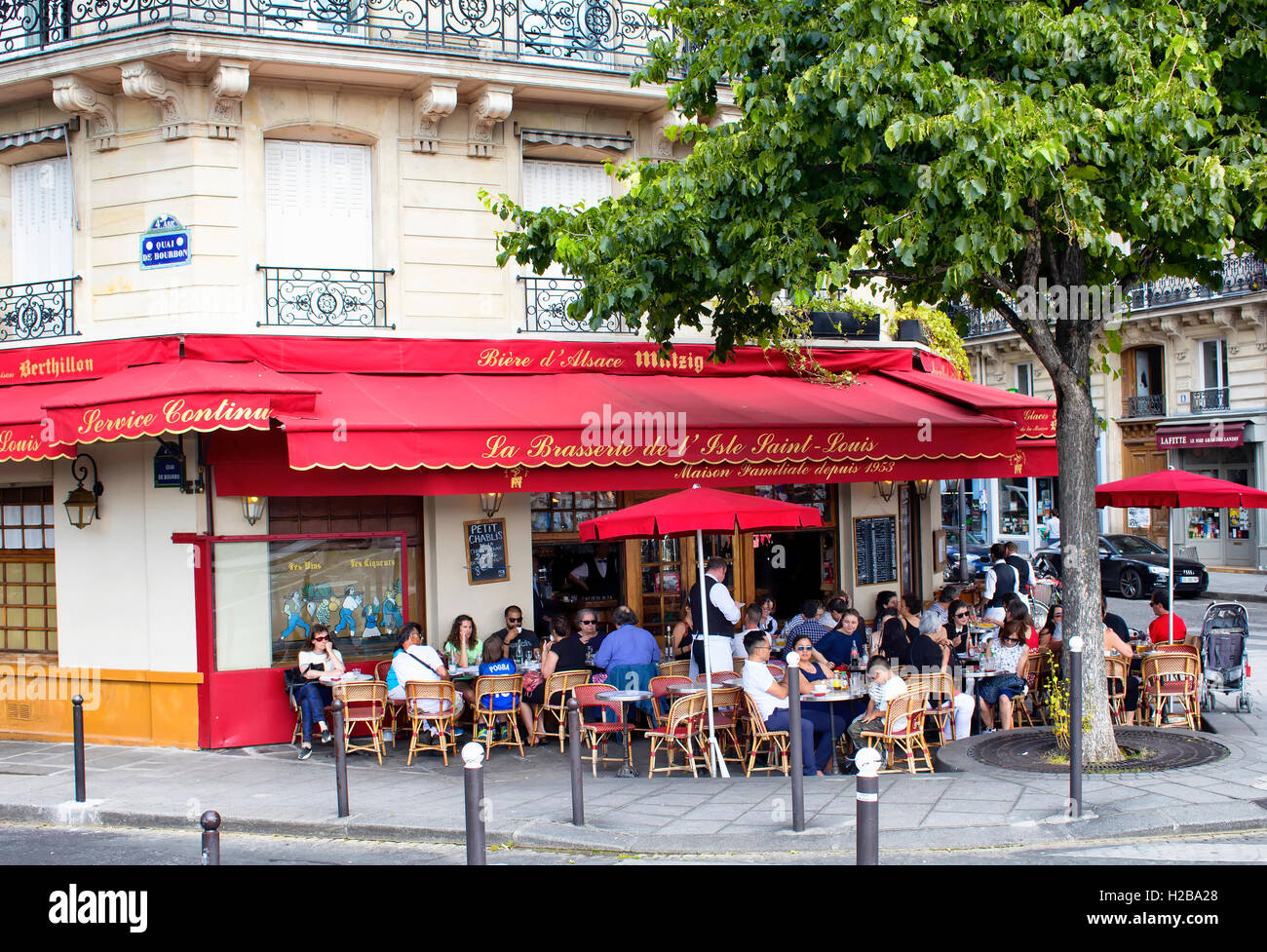 Le persone hanno il pranzo in una delle brasserie francese a Parigi Foto Stock