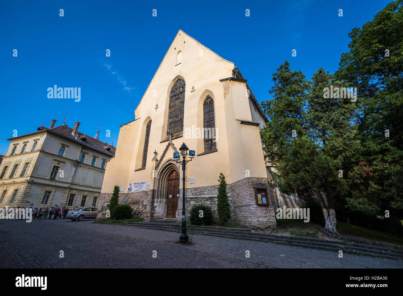 La chiesa del monastero domenicano presso il Museo piazza nel centro storico di Sighisoara città, regione di Transilvania in Romania Foto Stock
