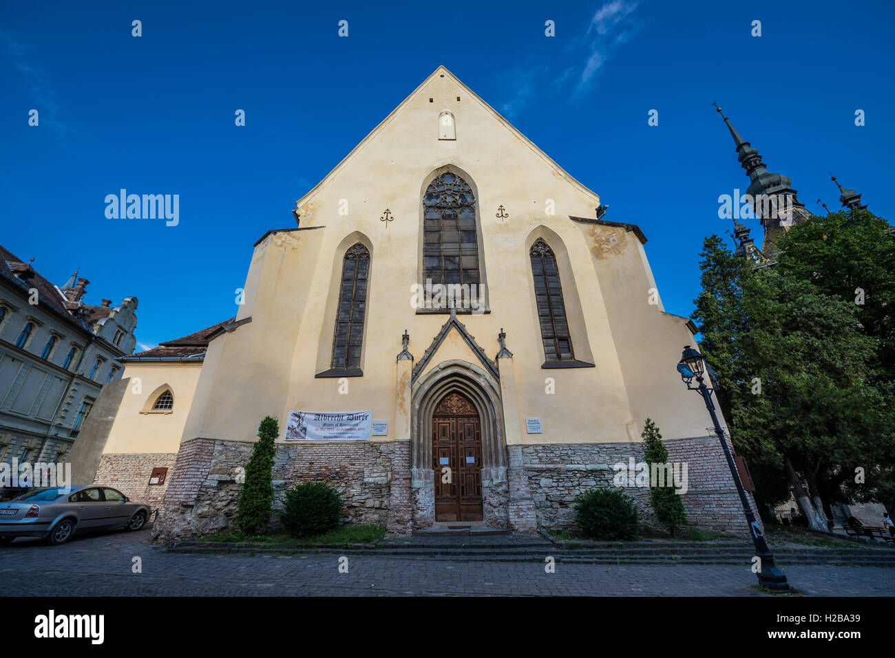 La chiesa del monastero domenicano presso il Museo piazza nel centro storico di Sighisoara città, regione di Transilvania in Romania Foto Stock