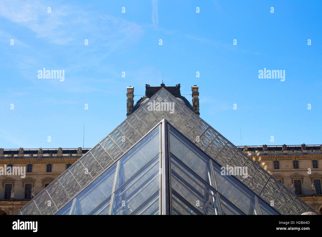 Famosa piramide di vetro da un angolo diverso al museo del Louvre a Parigi. È il più grande del mondo. Foto Stock
