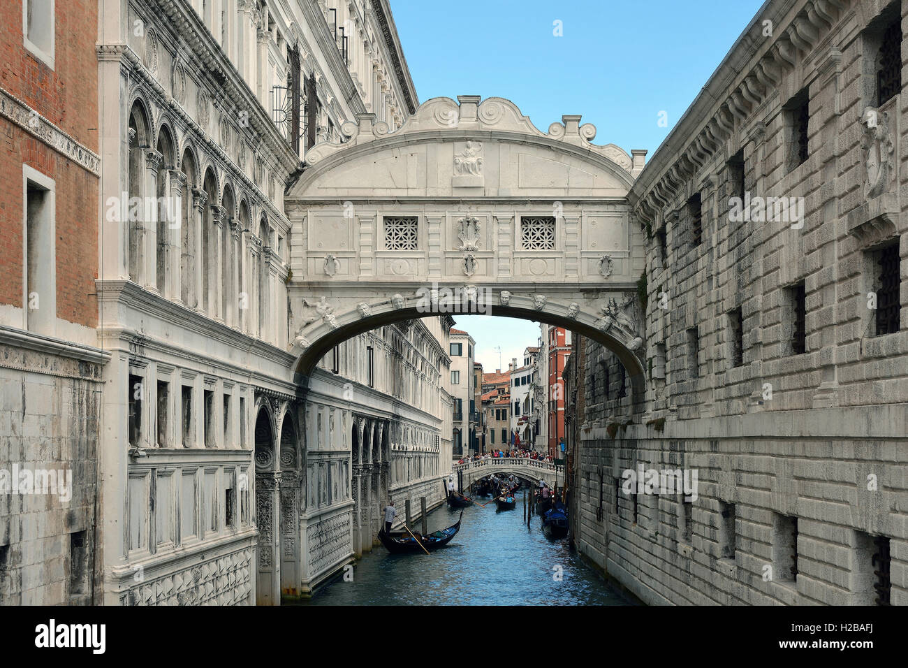 Ponte dei Sospiri tra il Palazzo Ducale e la prigione Prigioni Nuove di Venezia in Italia. Foto Stock