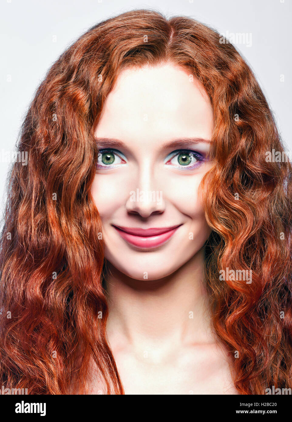 Closeup ritratto della bella sorridente ragazza redhead Foto Stock