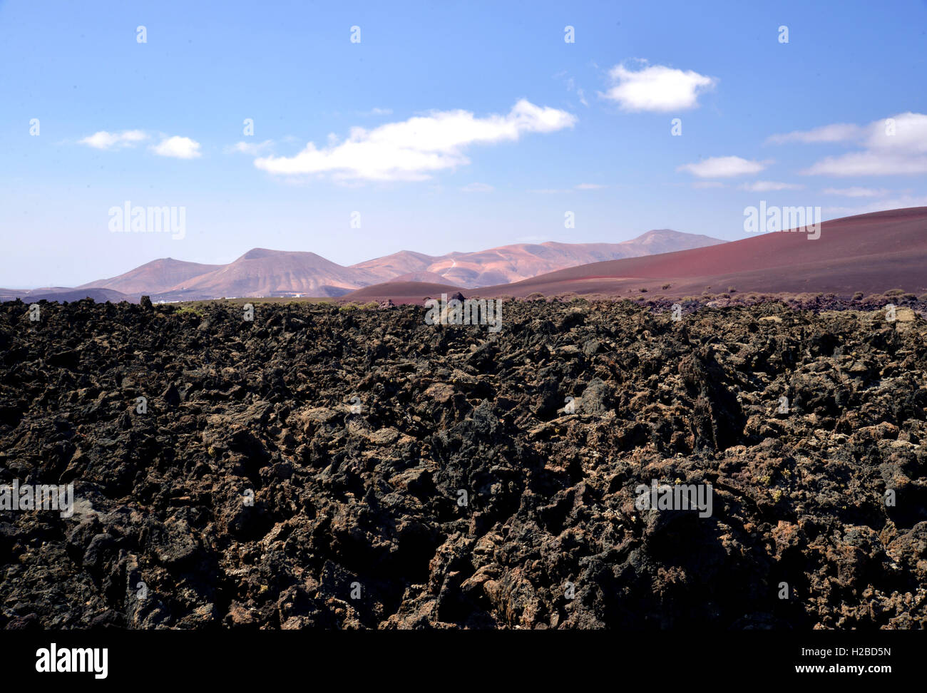 Lanzarote isole Canarie.Vista del vulcano e del campo di lava in primo piano Foto Stock