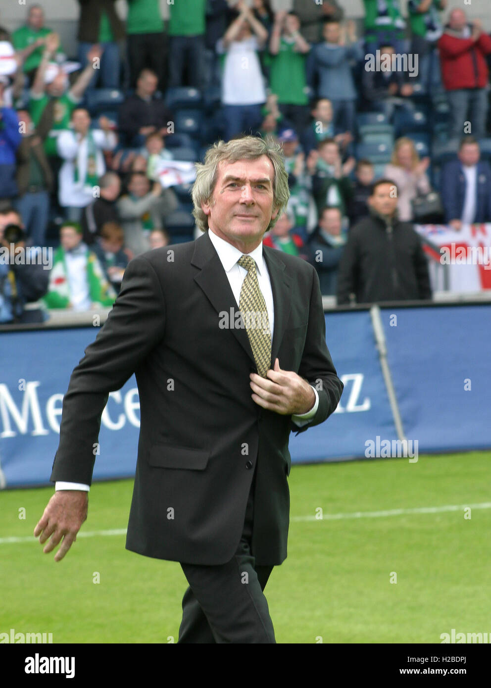 04 Giugno 2005 - Irlanda del Nord 1 Germania 4. Il cordiale international è stato svolto per celebrare il 125° anniversario della Irish Football Association (fondata nel 1880). Foto della celebrazione è ex Irlanda del Nord goalkeeping grande, Pat Jennings. Foto Stock