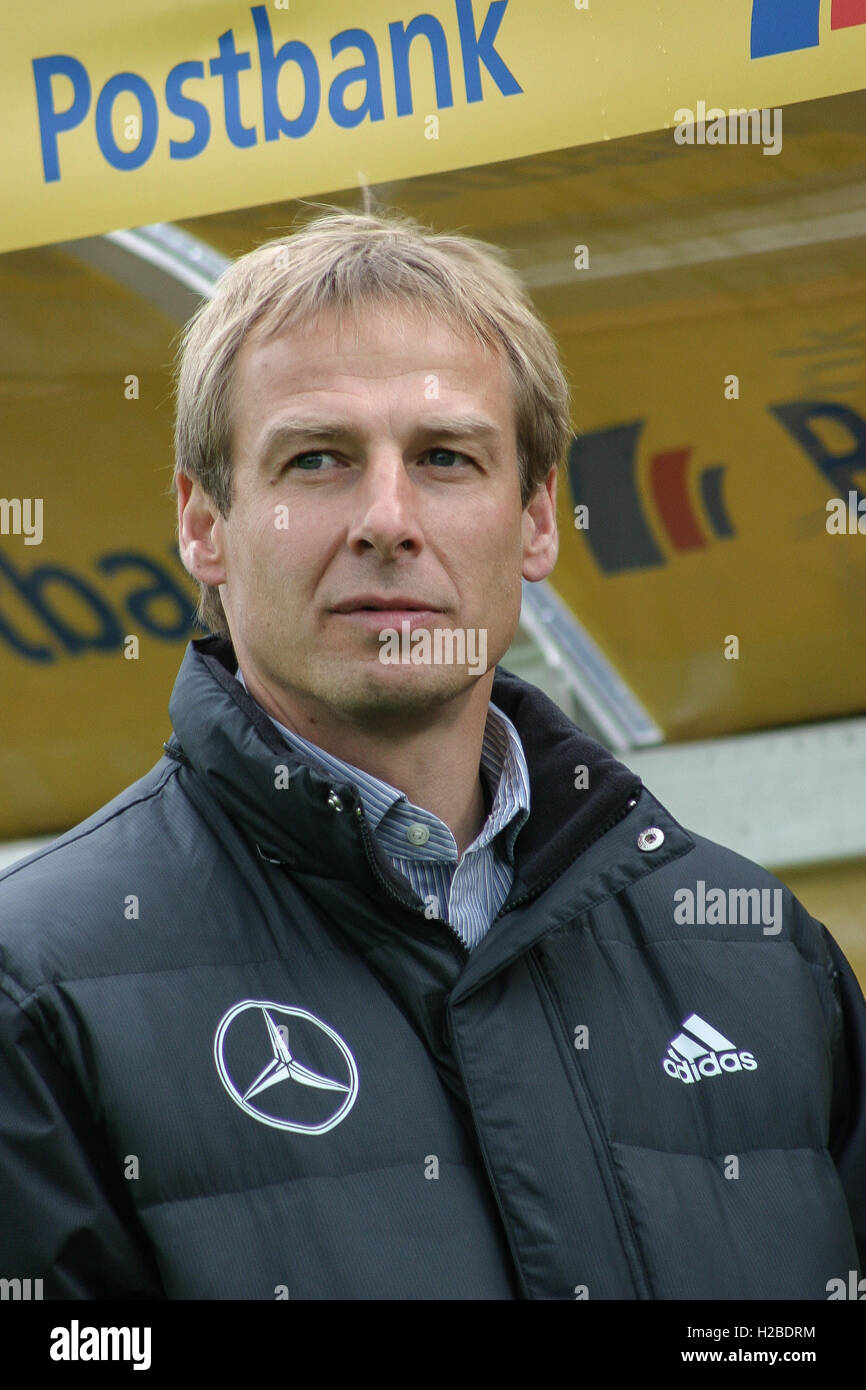 04 Giugno 2005 - Irlanda del Nord 1 Germania 4. Il cordiale international è stato svolto per celebrare il 125° anniversario della Irish Football Association (fondata nel 1880). Nella foto è la Germania manager Jürgen Klinsmann. Foto Stock