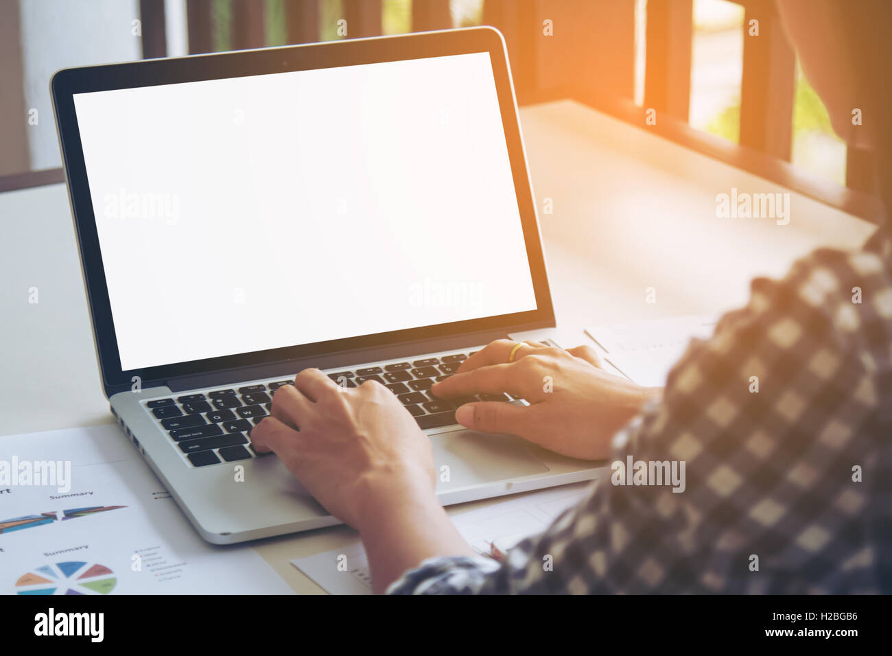 Business donna digitando sulla tastiera portatile lavorando su business report. La schermata vuota con copia spazio per il testo Foto Stock