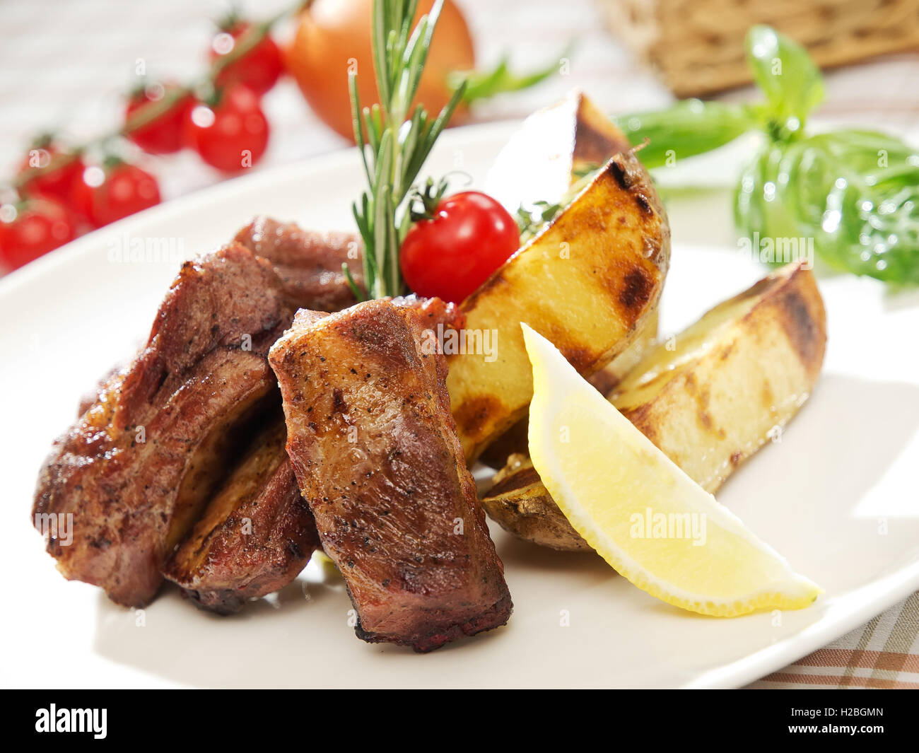 Costolette alla griglia, patate fritte e verdure Foto Stock