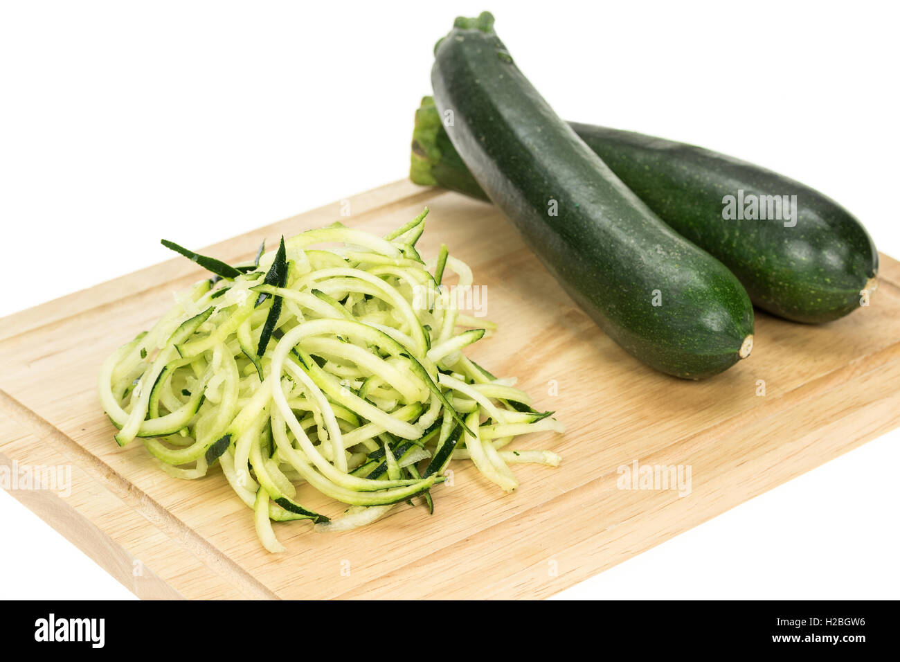 Di zucchine grattugiate pasta o spaghetti con alcuni intera di zucchine. Foto Stock