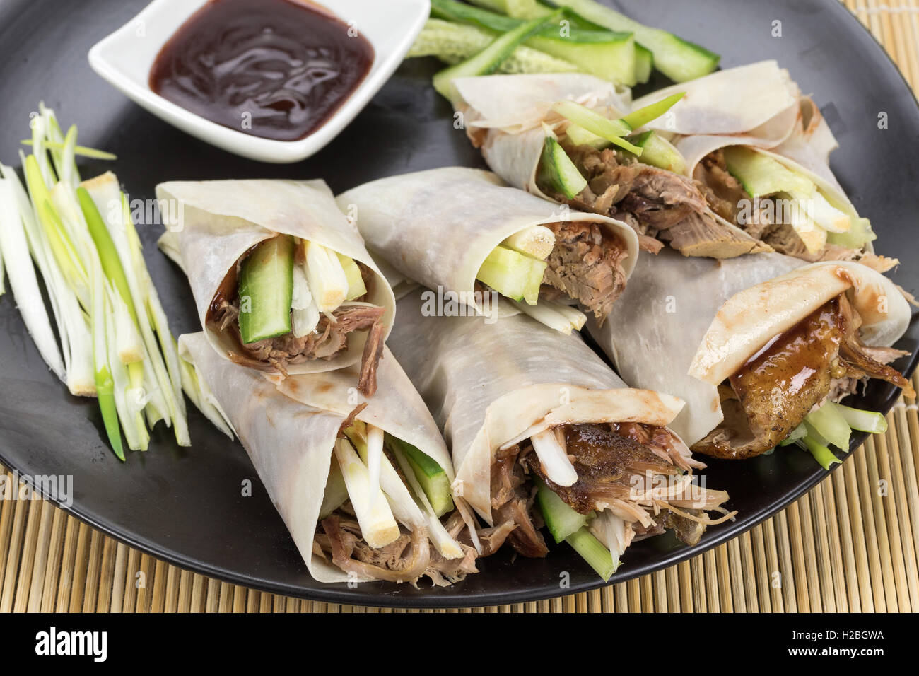 Croccante anatra alla pechinese si avvolge con una salsa hoisin dip e di cetriolo. Foto Stock