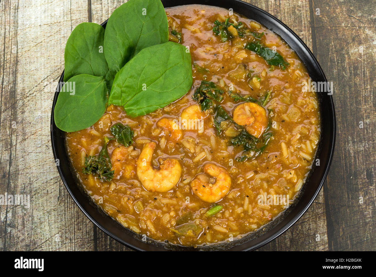 Louisiana gumbo speziato stufato di riso a grani lunghi, gamberoni, fiocchi di granchio, il pomodoro e il cavolo riccio. Foto Stock