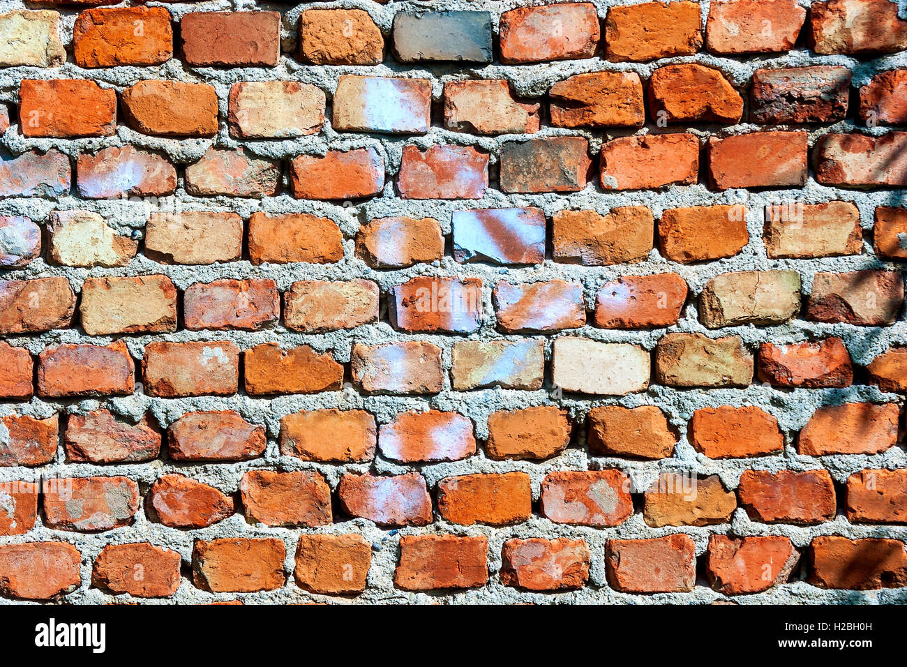 Vecchio, ruvida rosso parete di mattoni Foto Stock