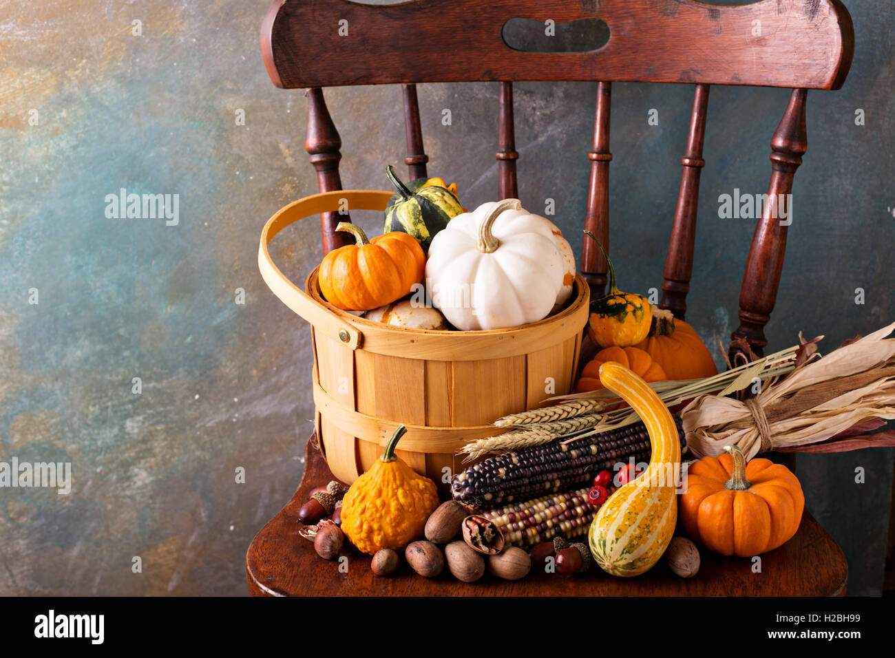 Caduta stagionale vita ancora con zucche Foto Stock