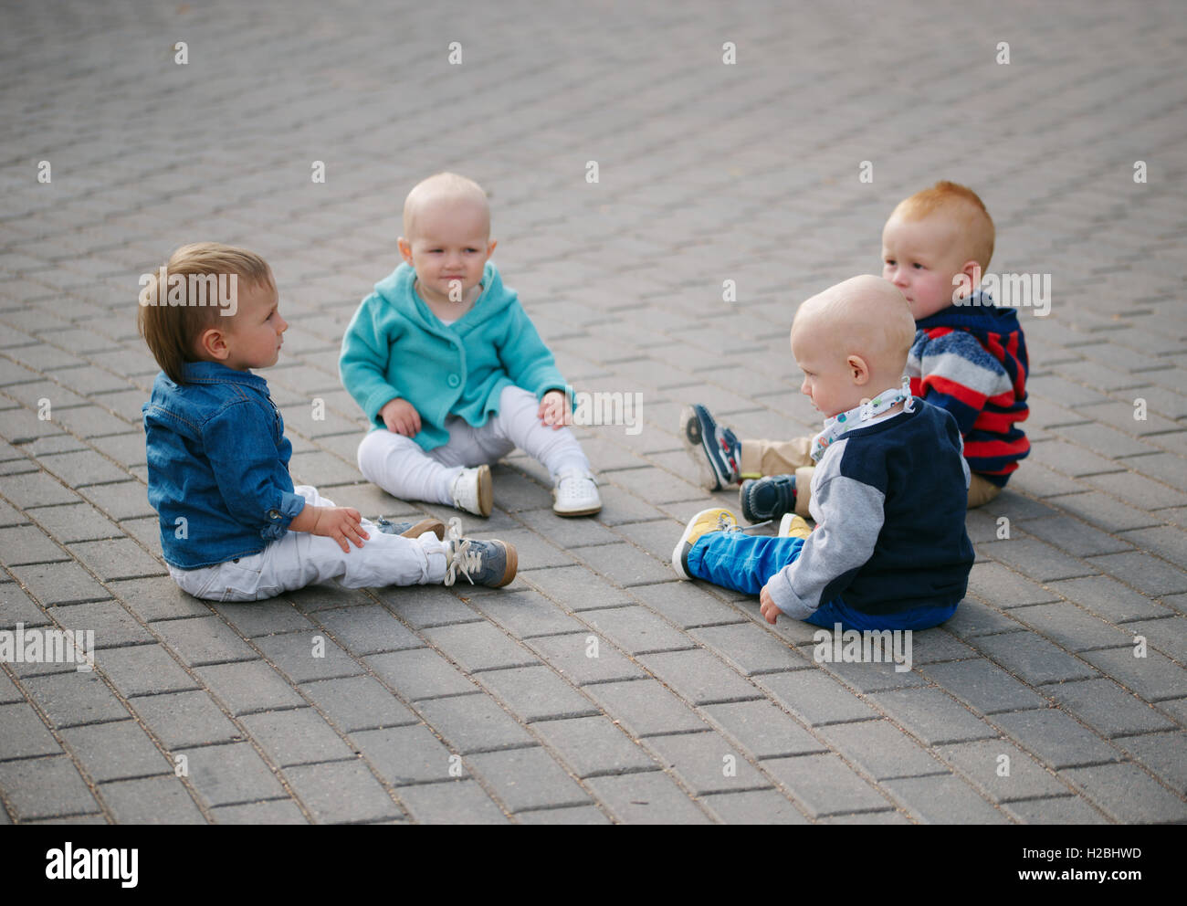 I bambini seduti in cerchio Foto Stock