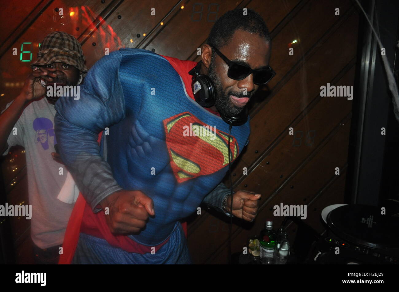 Idris Elba eseguendo un DJ set al box Park Foto Stock