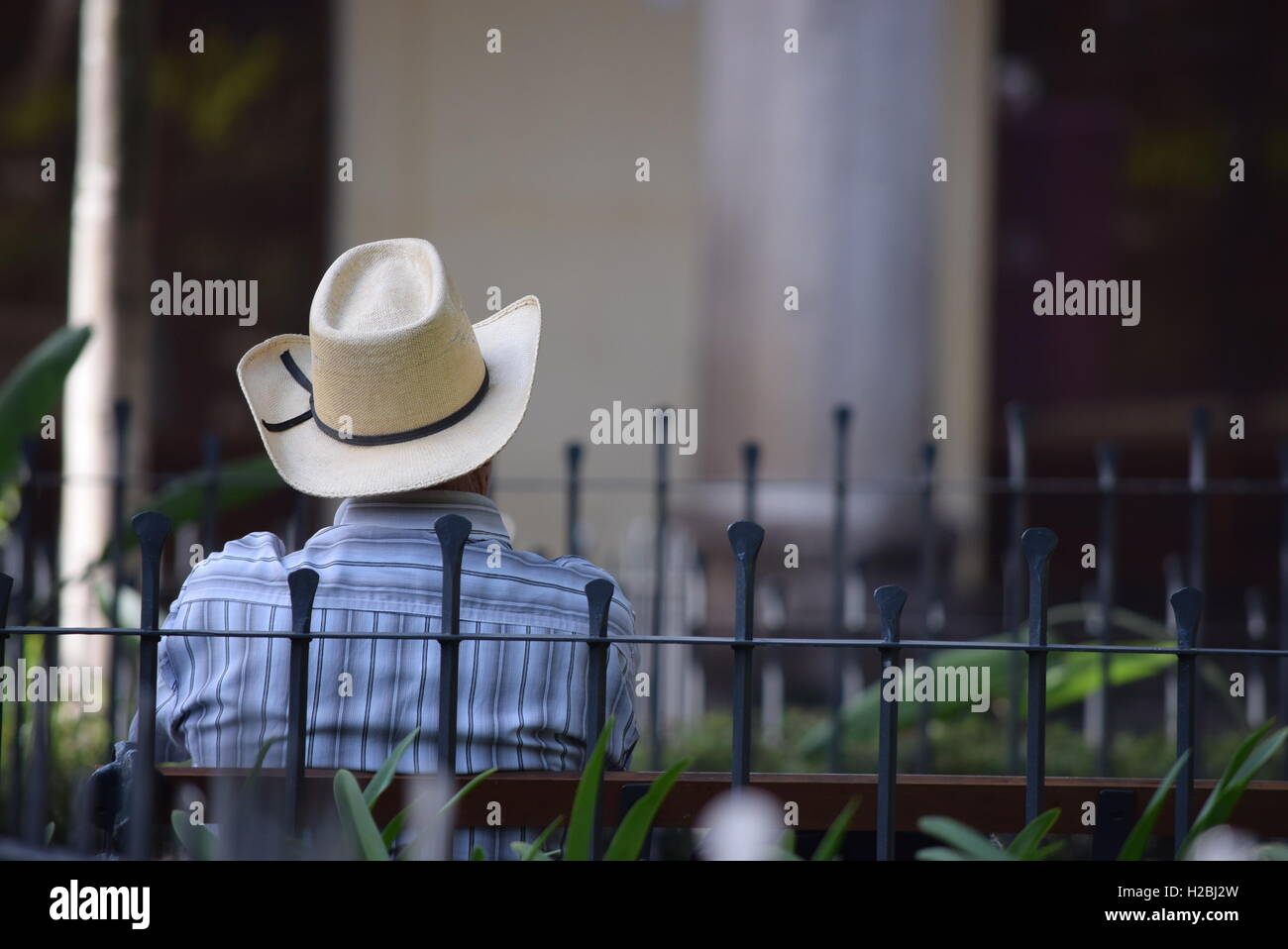 Uomo indigeni in appoggio al Central Park, Antigua, Guatemala, America Centrale Foto Stock