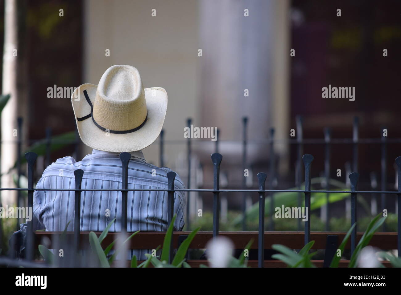 Uomo indigeni in appoggio al Central Park, Antigua, Guatemala, America Centrale Foto Stock