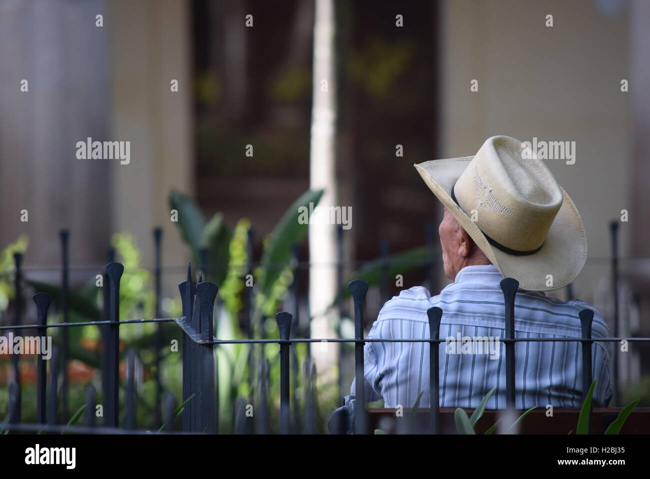 Uomo indigeni in appoggio al Central Park, Antigua, Guatemala, America Centrale Foto Stock